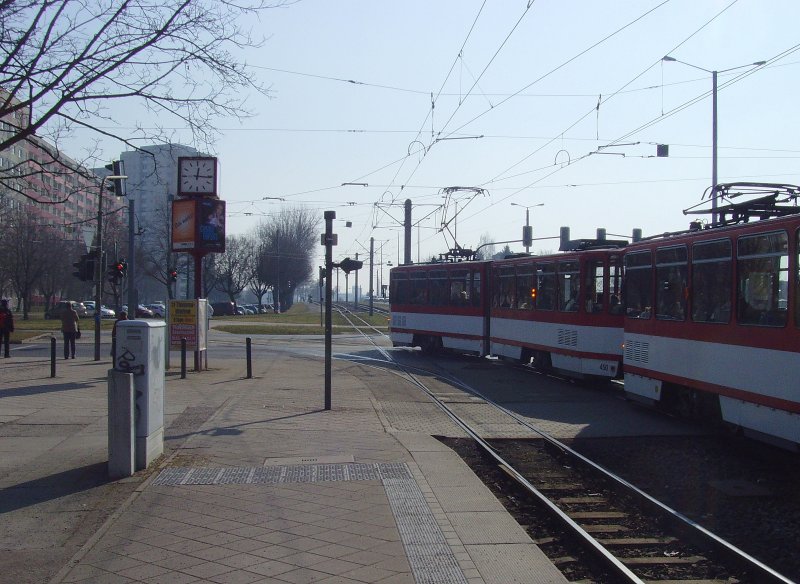 KT4D-Zug der Linie 1 an der Hst Warschauer Strasse