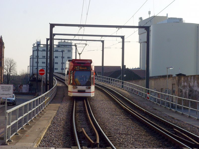 Niederflurbahn an der Nordbahnhofbrcke
