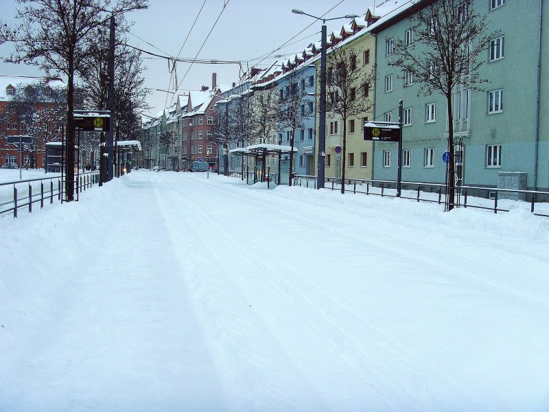 Verschneite Haltestelle Hanseplatz