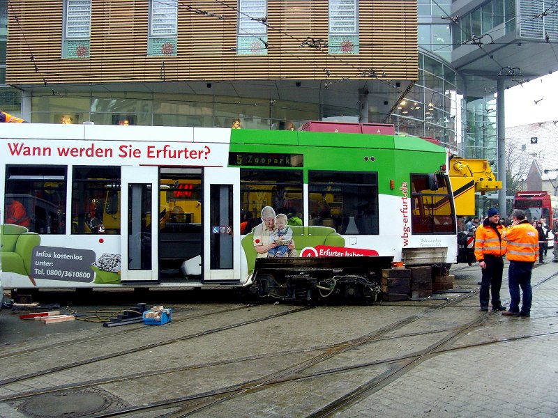 Verunglckte Niederflurbahn der Linie 5