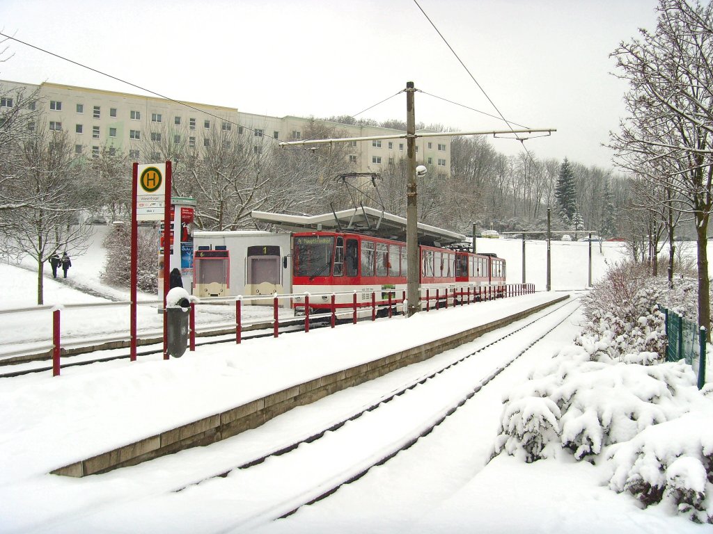 Zug der Linie 4 an der Endstelle Wiesenhgel